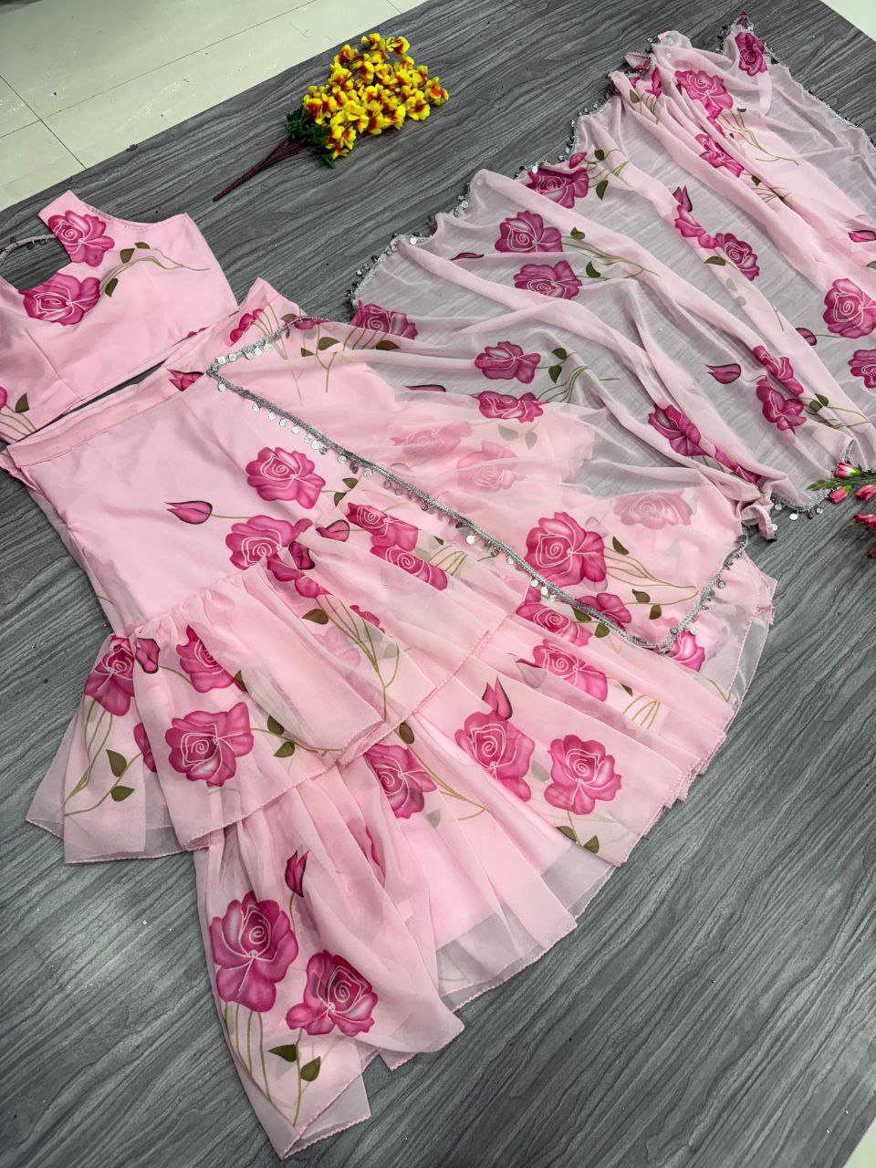 फ्लोरल प्रिंट वाली खूबसूरत पार्टी वियर रफल लहंगा साड़ी