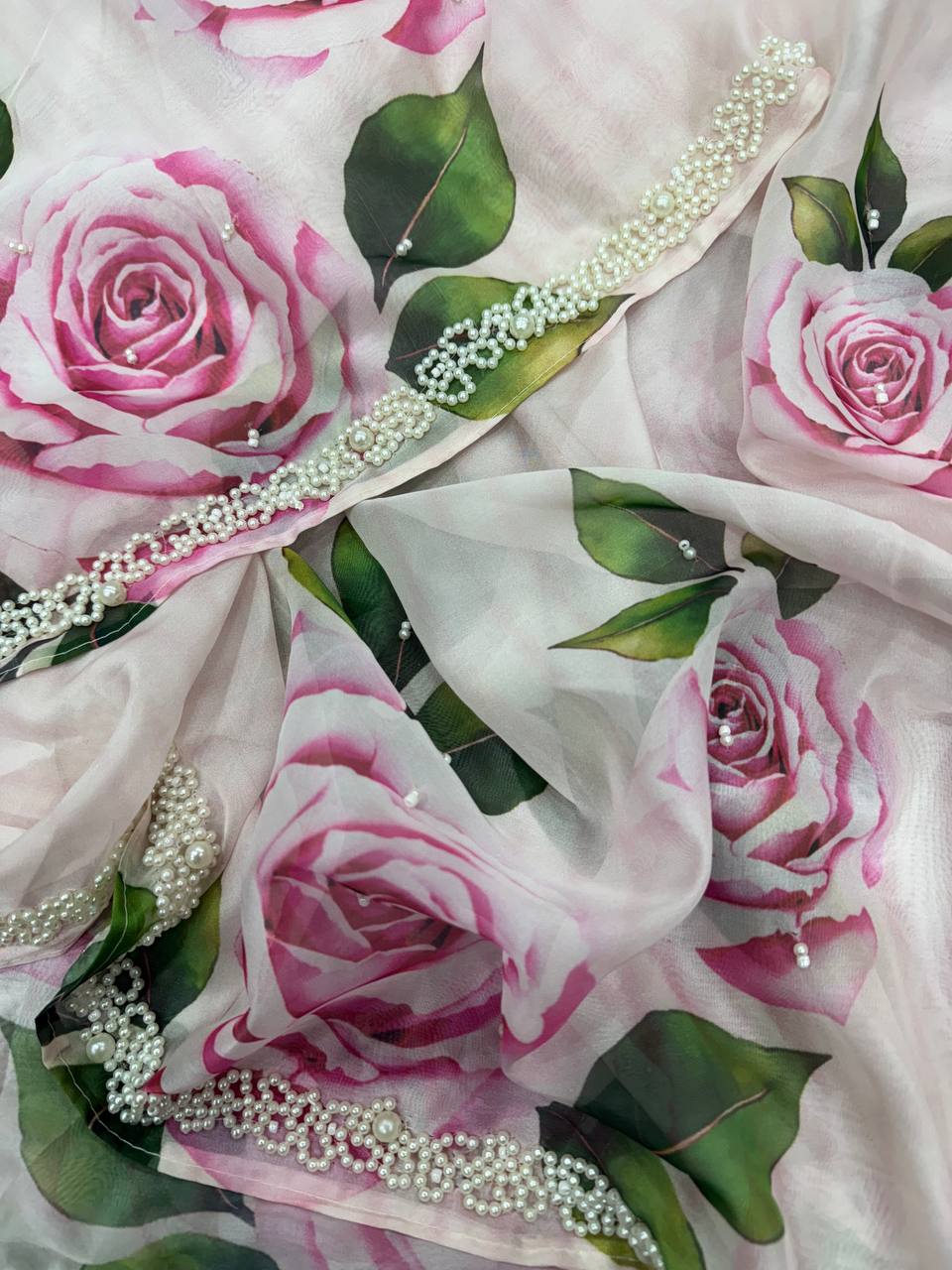 पार्टी के लिए उपयुक्त, फूलों की प्रिंट और बॉर्डर पर मोती की कढ़ाई वाली खूबसूरत साड़ी।