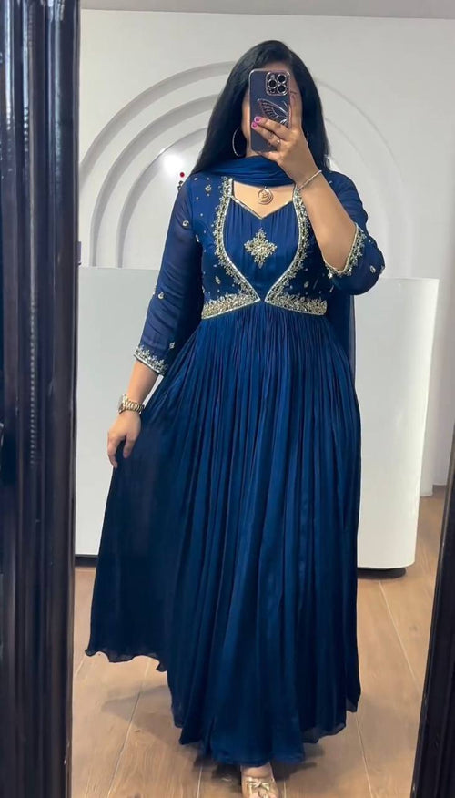 धागे और सीक्वेंस वर्क से सजा डिजाइनर गाउन और दुपट्टा