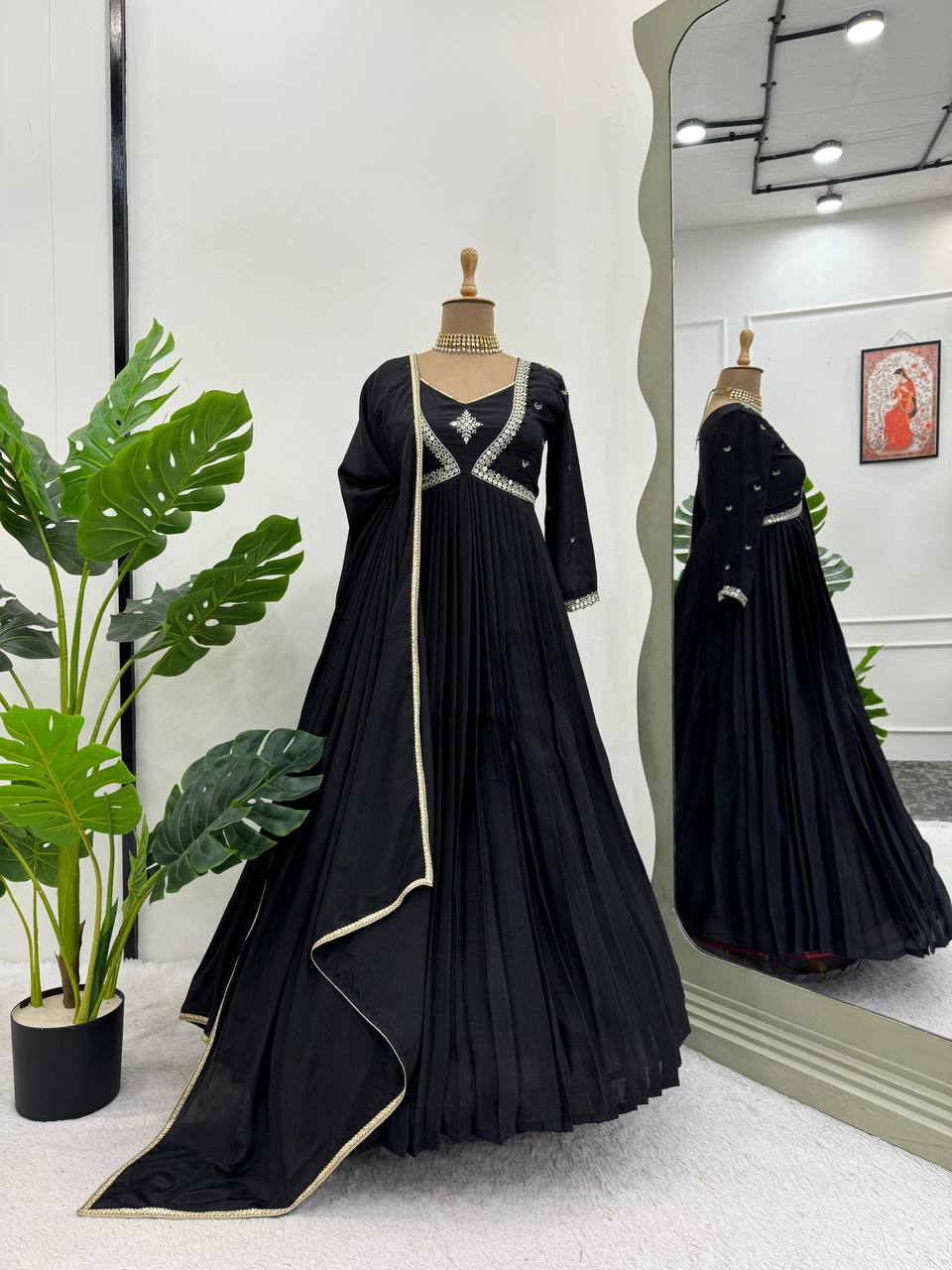 धागे और सीक्वेंस वर्क से सजा डिजाइनर गाउन और दुपट्टा