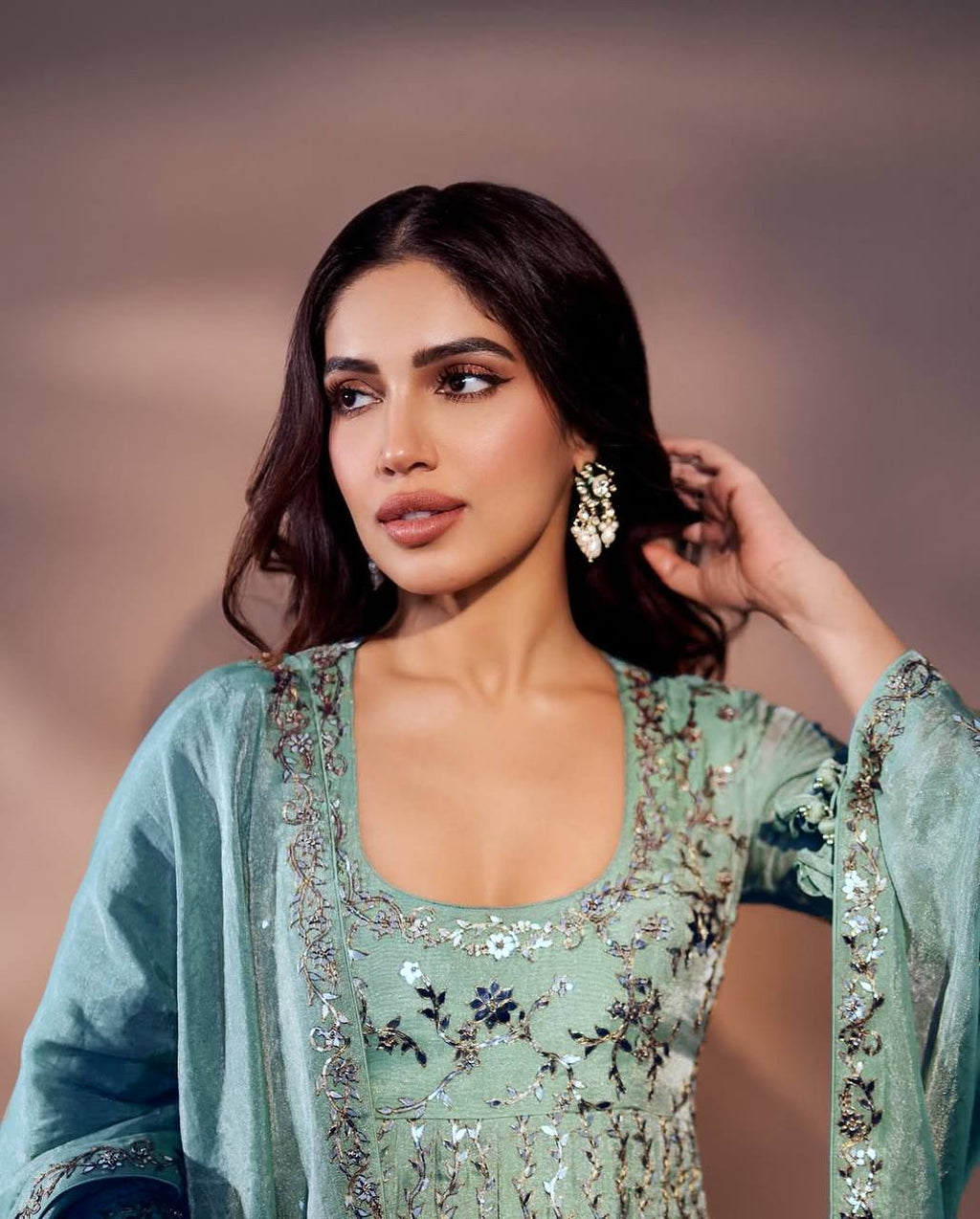 पार्टी वेयर लुक गाउन-बॉटम और दुपट्टा, सीक्वेंस एम्ब्रॉयडरी वर्क के साथ