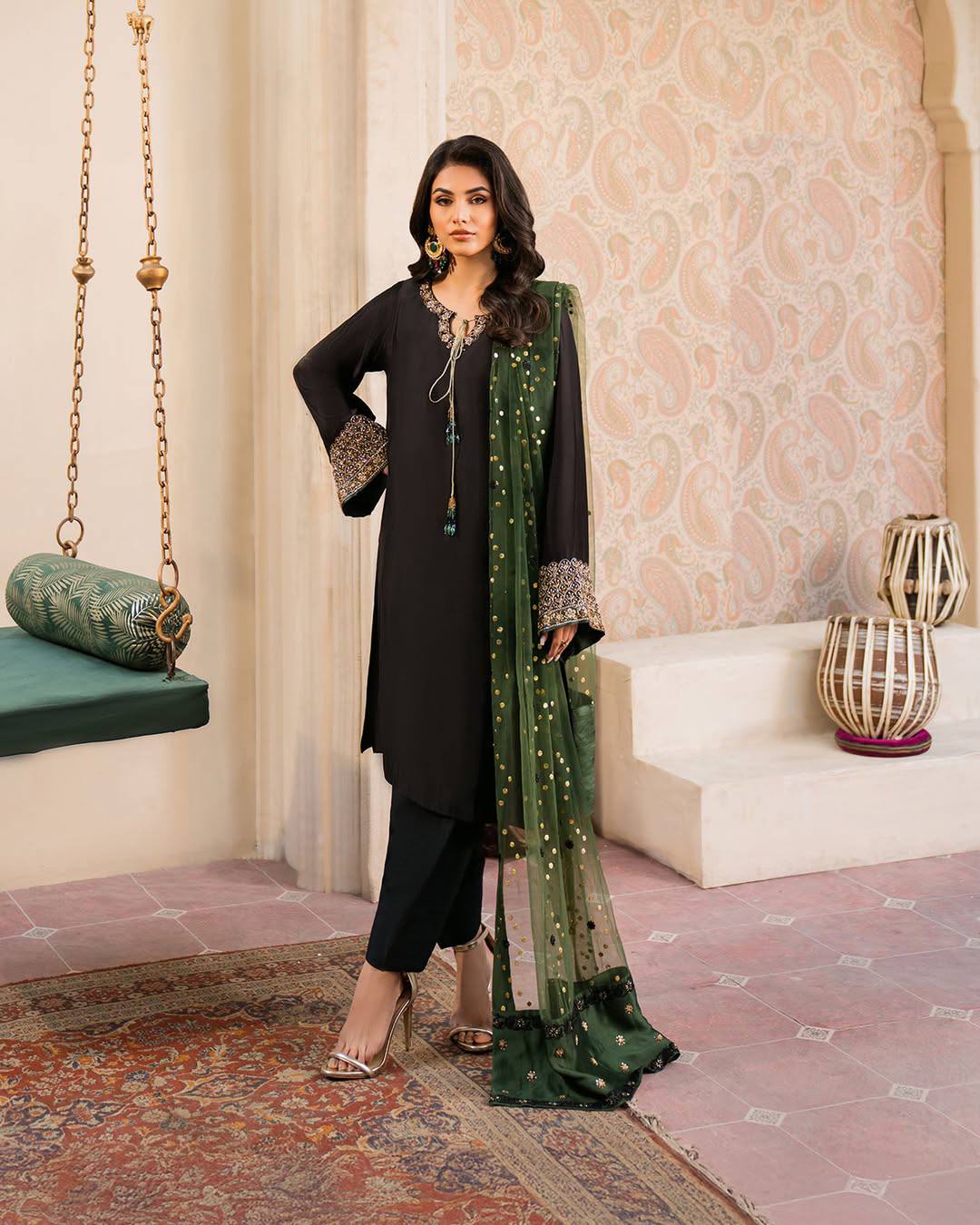 Party Wear Look Suit Set With Thread & Zari Embroidery Work