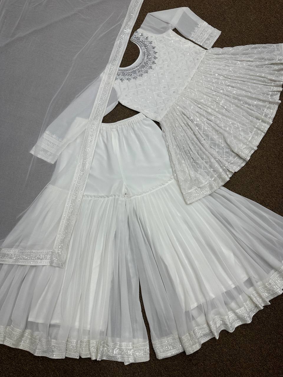 पार्टी वेयर टॉप-बॉटम और दुपट्टा, कढ़ाई और सीक्वेंस वर्क के साथ