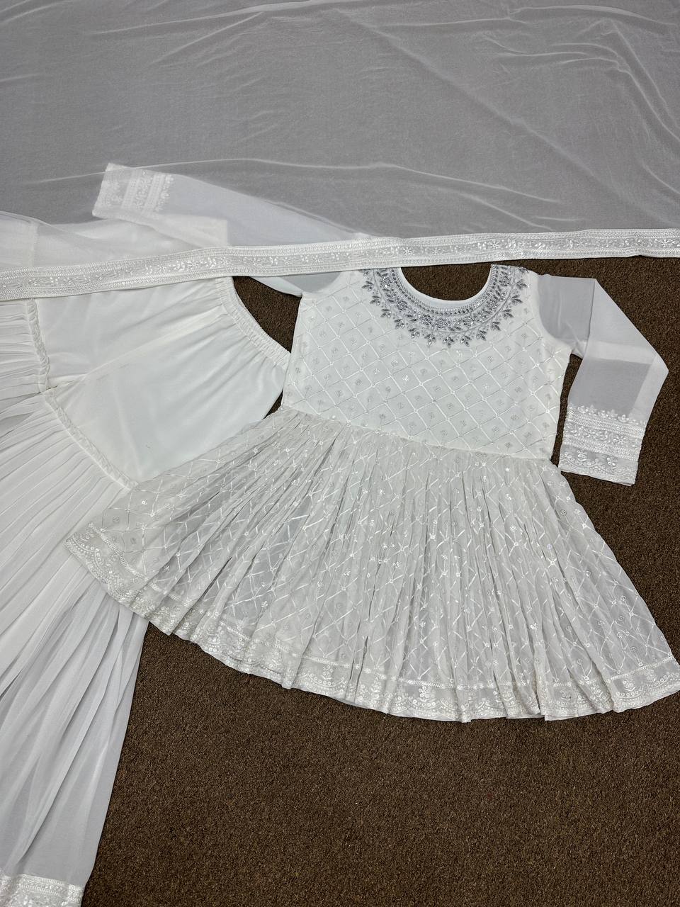 पार्टी वेयर टॉप-बॉटम और दुपट्टा, कढ़ाई और सीक्वेंस वर्क के साथ