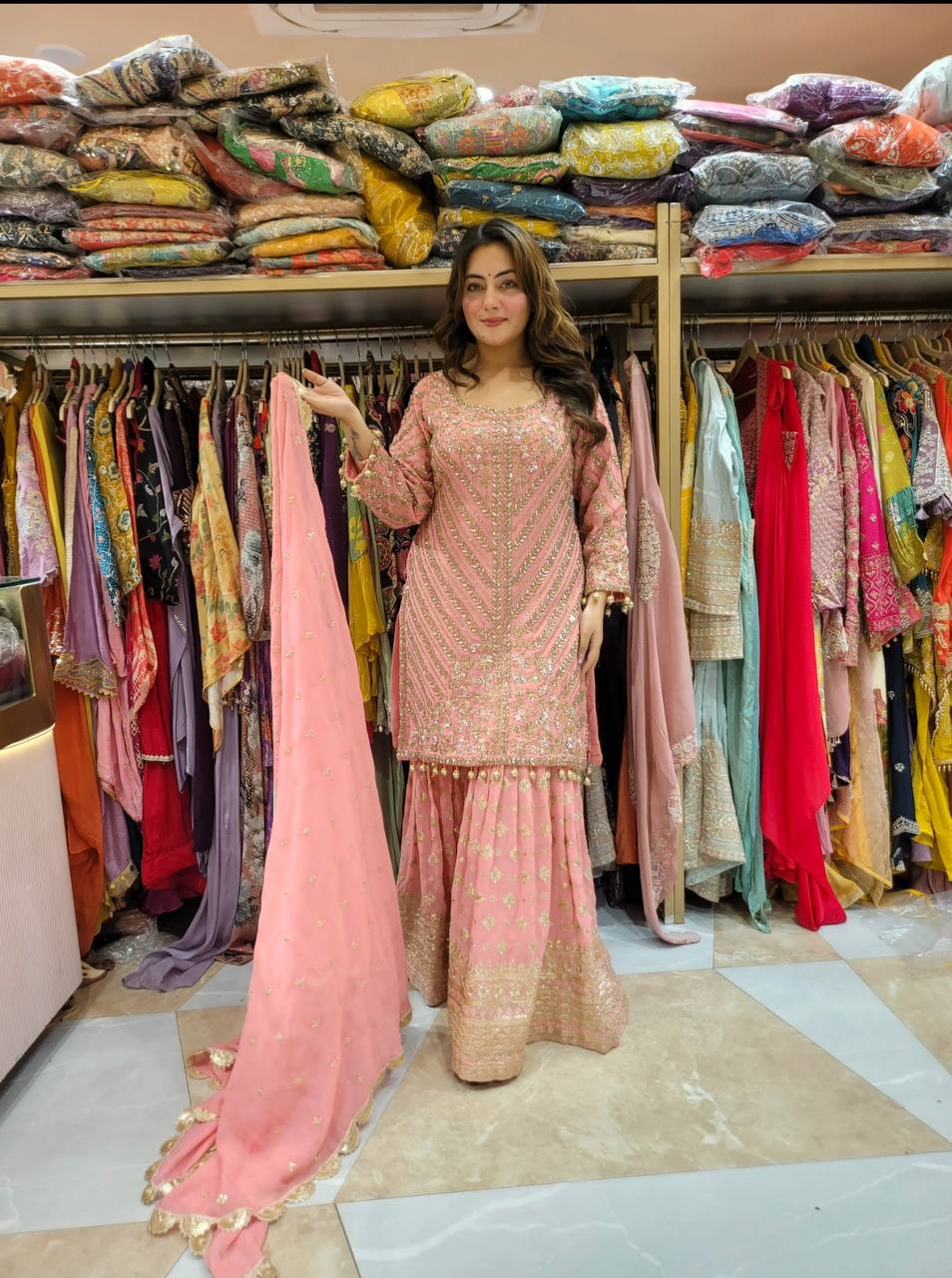 पार्टी वेयर लुक: टॉप, प्लाज़ो और दुपट्टा, हैवी एम्ब्रॉयडरी वर्क के साथ