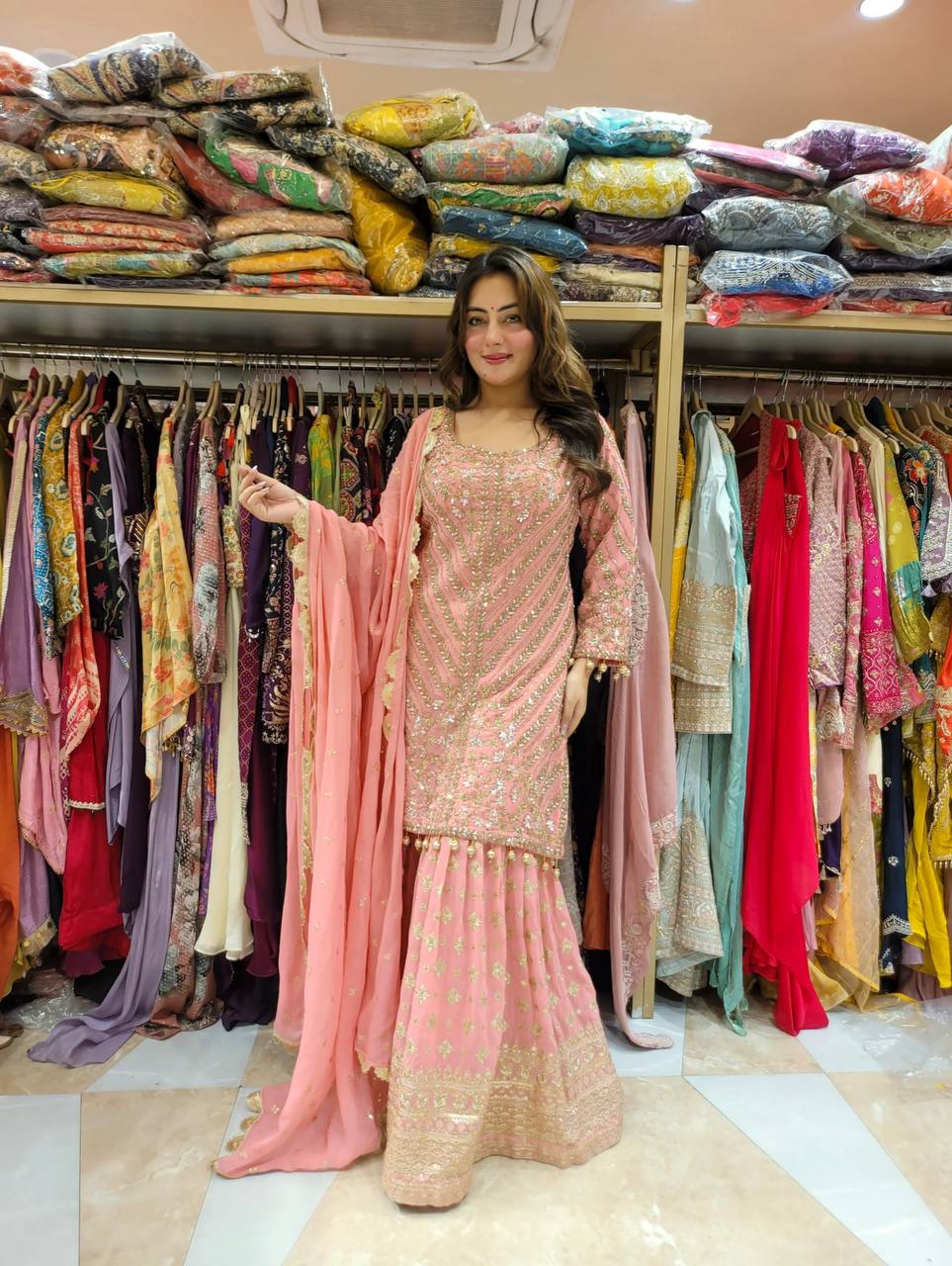 पार्टी वेयर लुक: टॉप, प्लाज़ो और दुपट्टा, हैवी एम्ब्रॉयडरी वर्क के साथ