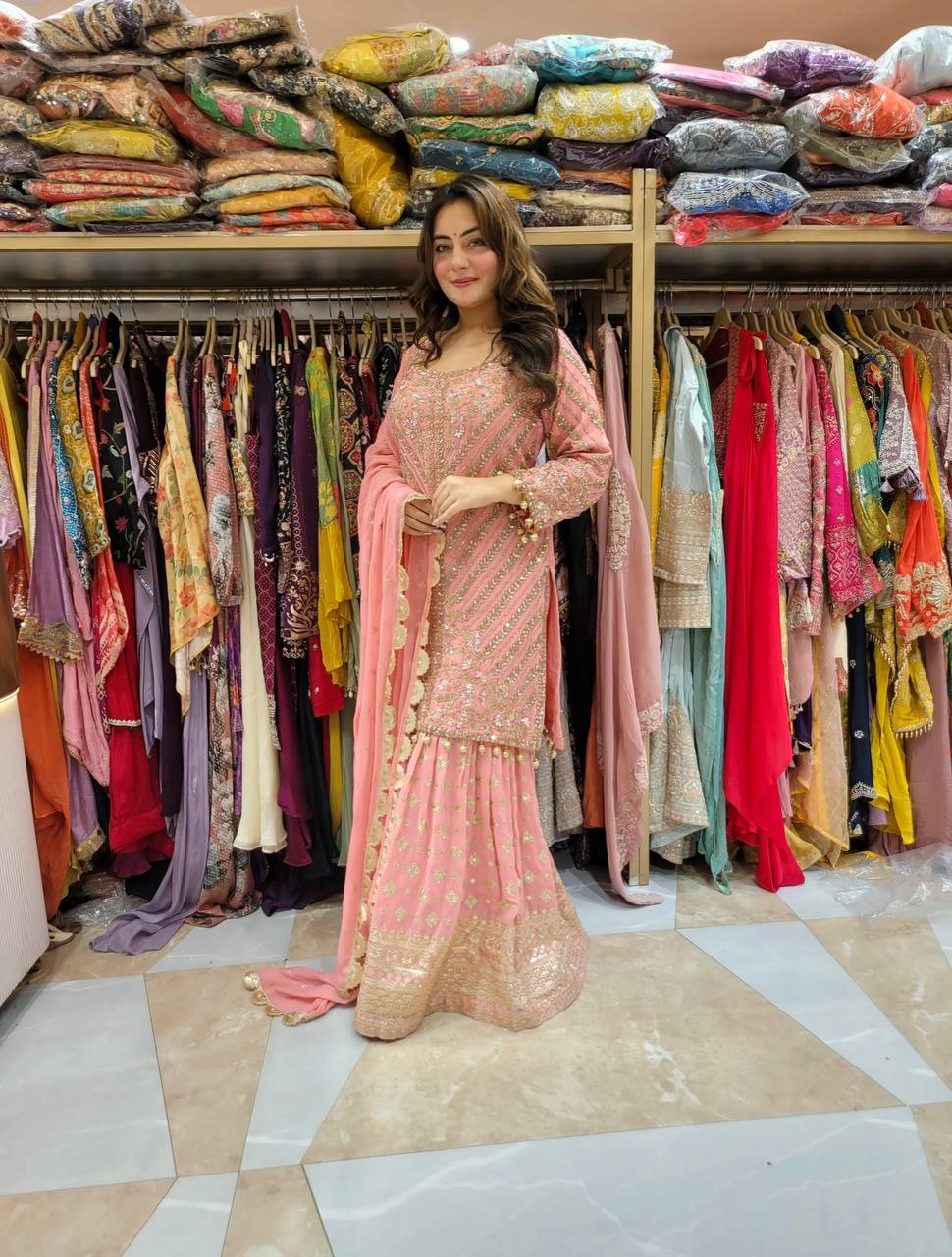 पार्टी वेयर लुक: टॉप, प्लाज़ो और दुपट्टा, हैवी एम्ब्रॉयडरी वर्क के साथ