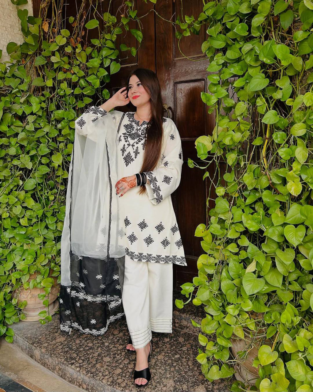 पार्टी वेयर लुक: टॉप-बॉटम और दुपट्टा, धागे की कढ़ाई के साथ