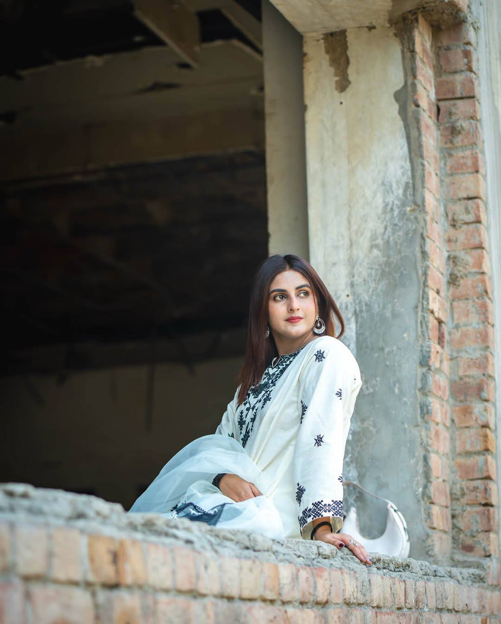 पार्टी वेयर लुक: टॉप-बॉटम और दुपट्टा, धागे की कढ़ाई के साथ