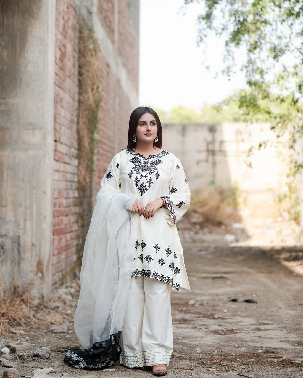 पार्टी वेयर लुक: टॉप-बॉटम और दुपट्टा, धागे की कढ़ाई के साथ