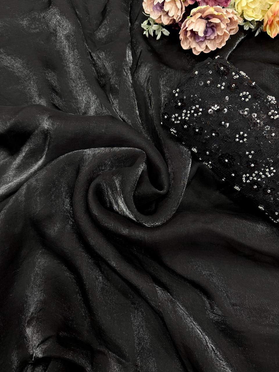 सीक्वेंस वर्क वाली डिजाइनर पार्टी वेयर साड़ी