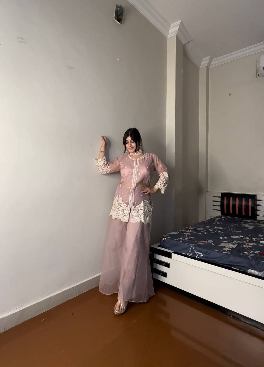 पार्टी वेयर लुक के लिए फैंसी स्टाइल का टॉप, प्लाज़ो और दुपट्टा।