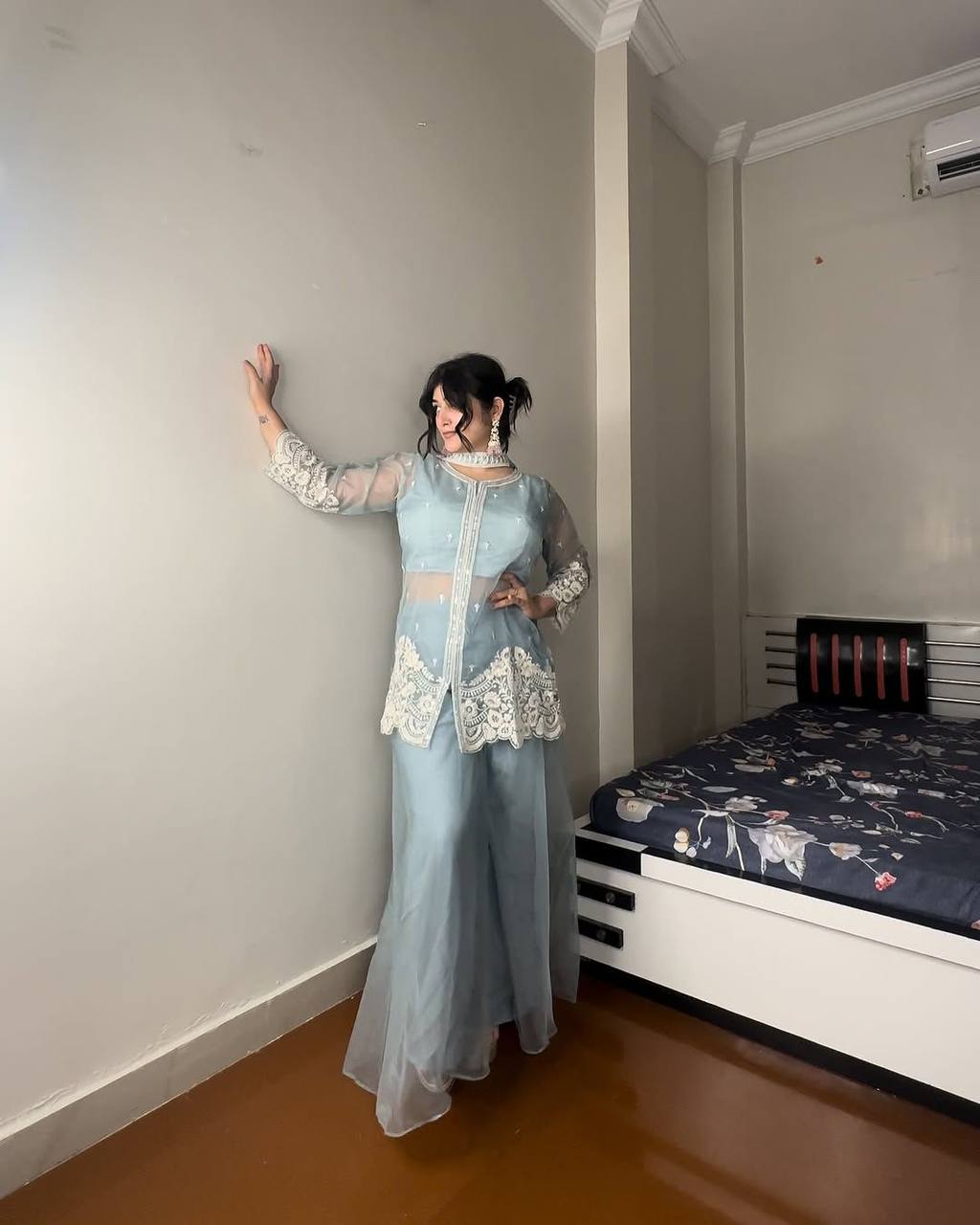 पार्टी वेयर लुक के लिए फैंसी स्टाइल का टॉप, प्लाज़ो और दुपट्टा।