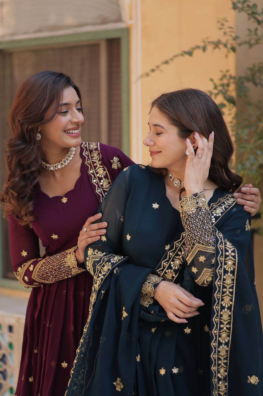 कढ़ाई के काम से सजा हुआ डिजाइनर गाउन, बॉटम और दुपट्टा।