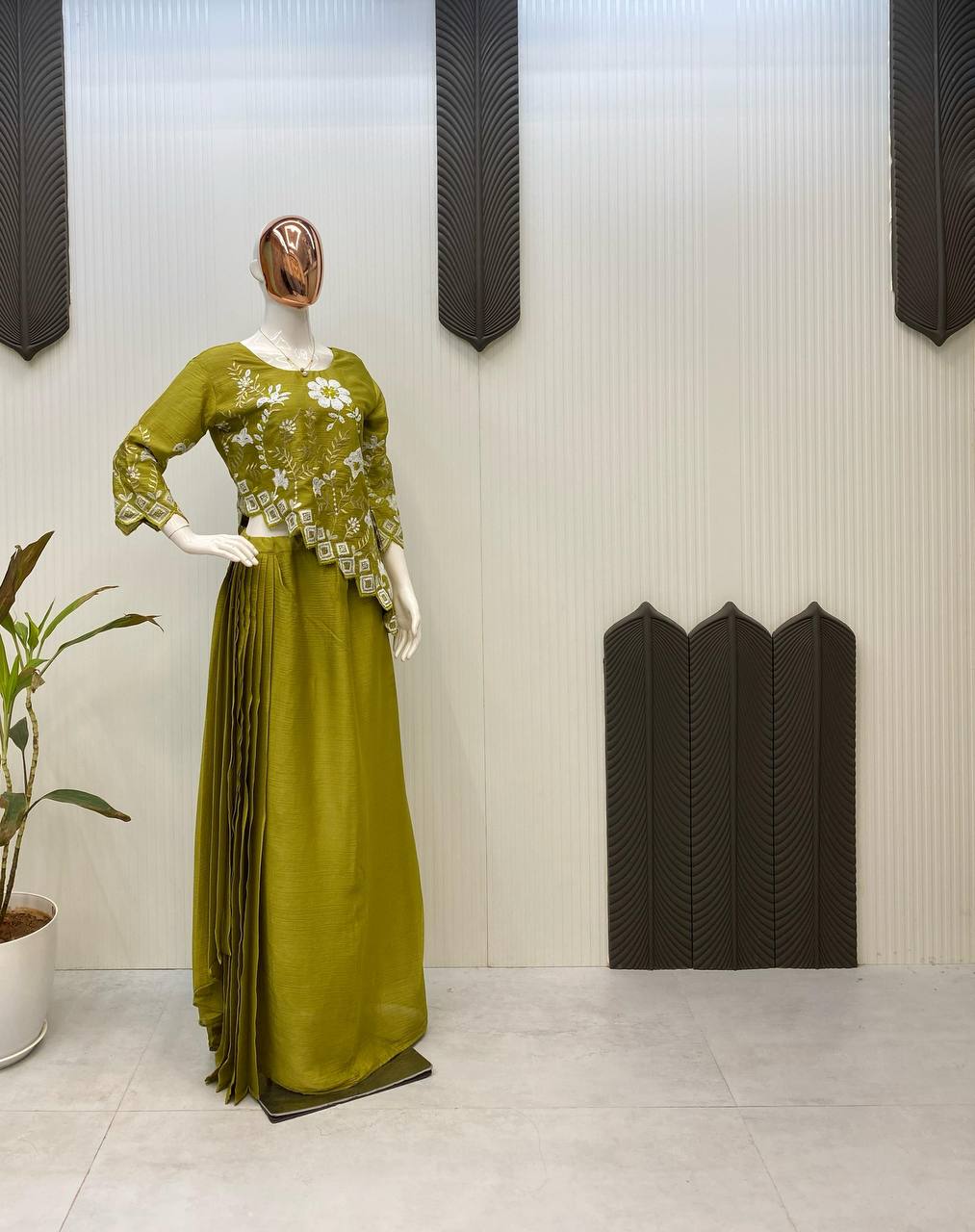 पार्टी वेयर ट्रेंडी इंडो-वेस्टर्न जिसमें सीक्वेंस एम्ब्रॉयडरी वर्क है