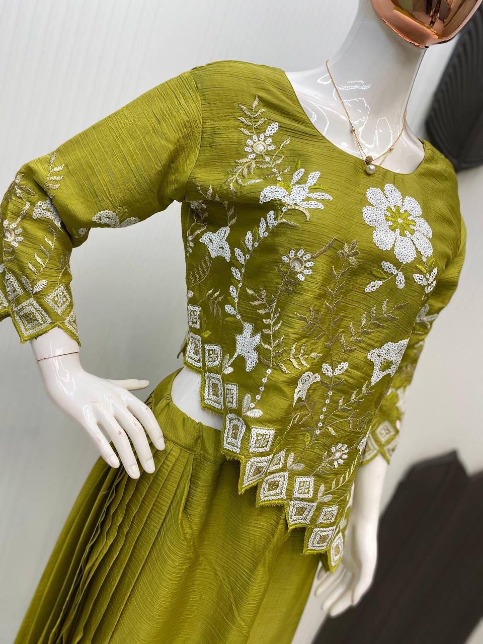 पार्टी वेयर ट्रेंडी इंडो-वेस्टर्न जिसमें सीक्वेंस एम्ब्रॉयडरी वर्क है