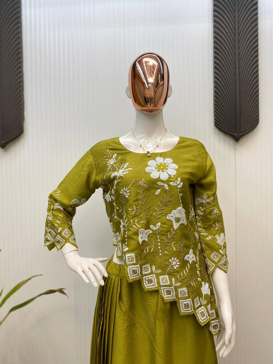 पार्टी वेयर ट्रेंडी इंडो-वेस्टर्न जिसमें सीक्वेंस एम्ब्रॉयडरी वर्क है