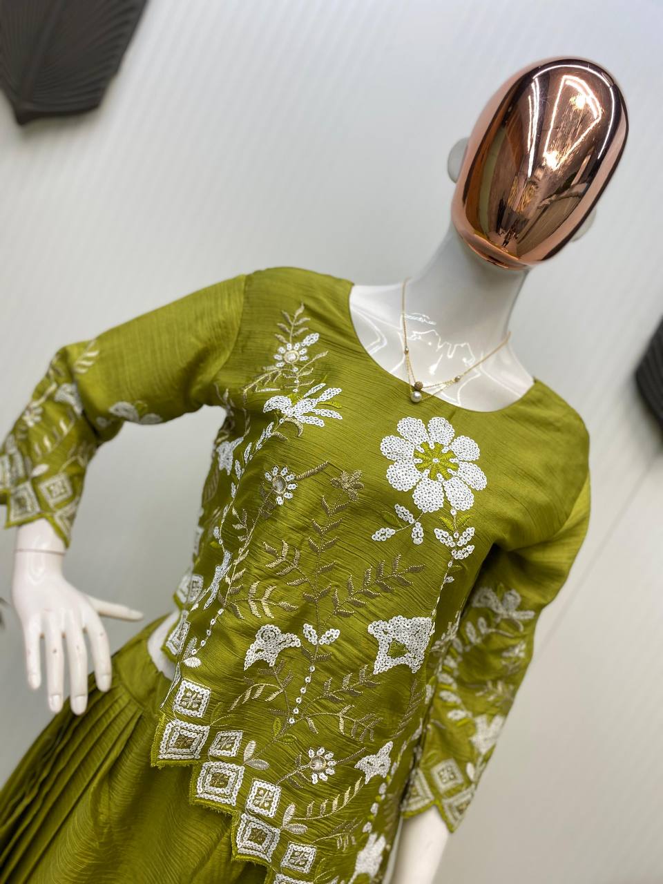 पार्टी वेयर ट्रेंडी इंडो-वेस्टर्न जिसमें सीक्वेंस एम्ब्रॉयडरी वर्क है