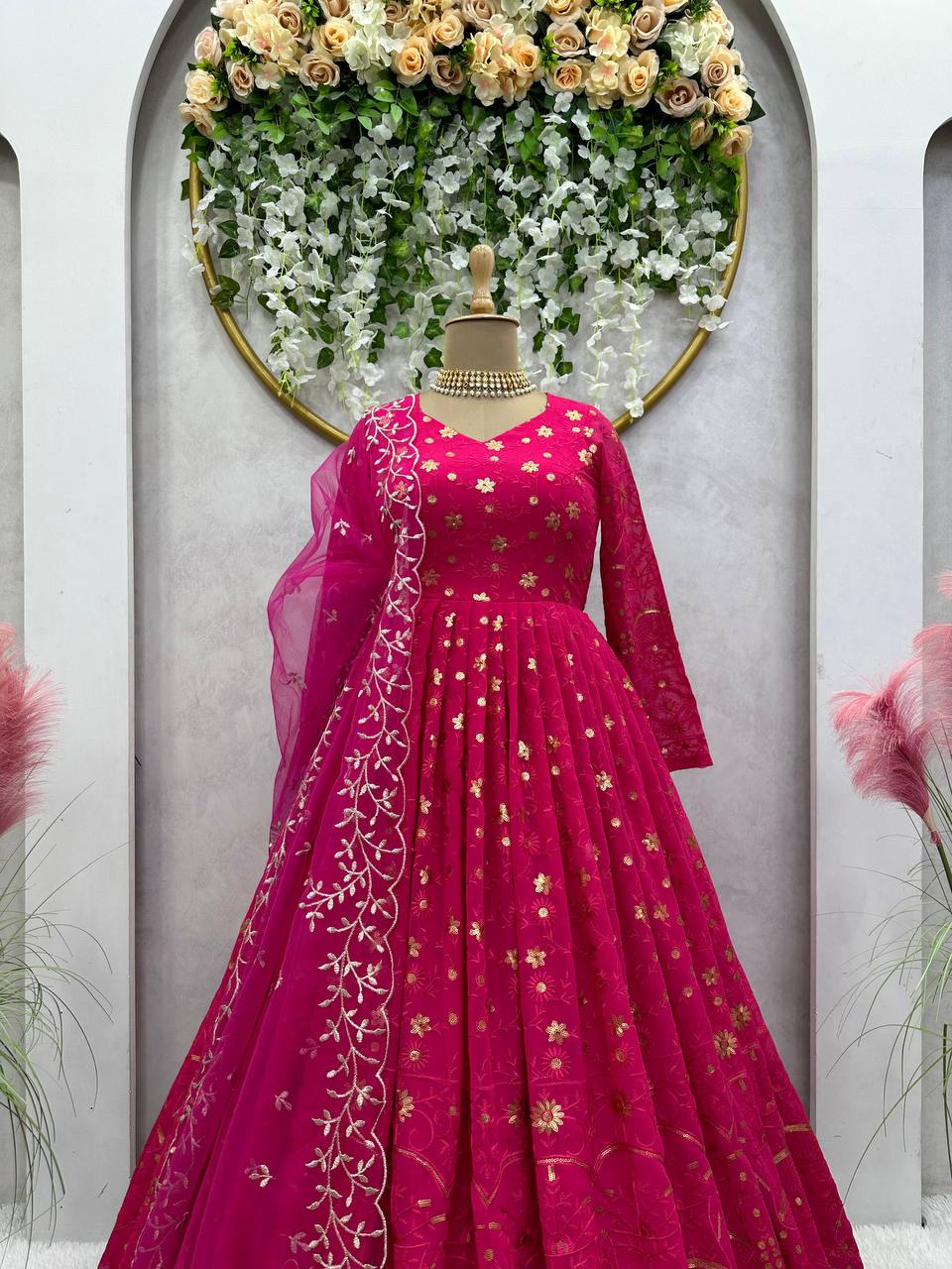 धागे और सीक्वेंस वर्क से सजा डिजाइनर गाउन और दुपट्टा