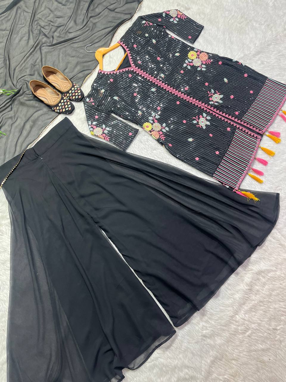 खूबसूरत पार्टी वेयर शरारा पैंट, टॉप और दुपट्टा