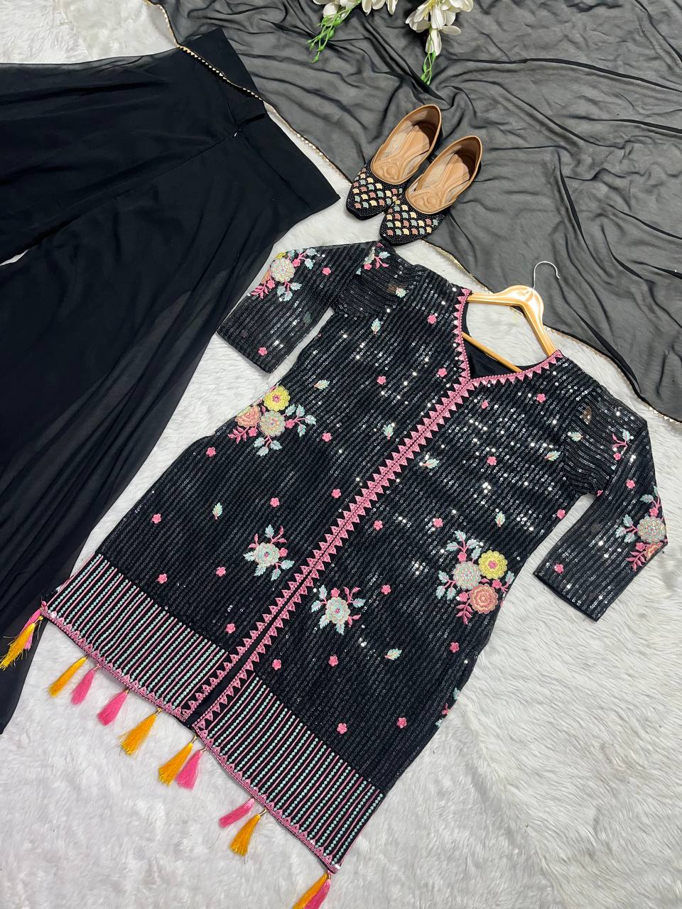 खूबसूरत पार्टी वेयर शरारा पैंट, टॉप और दुपट्टा