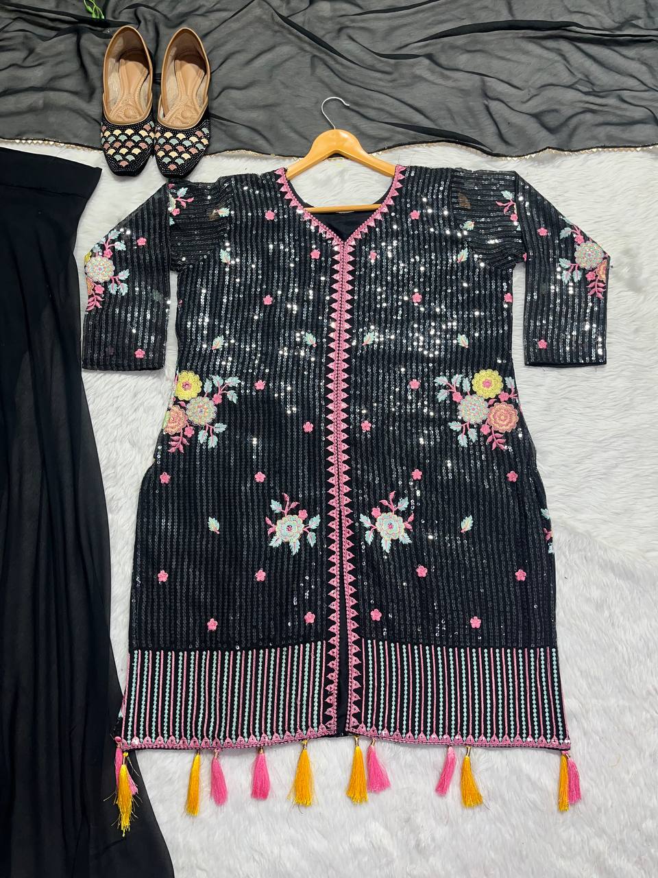 खूबसूरत पार्टी वेयर शरारा पैंट, टॉप और दुपट्टा