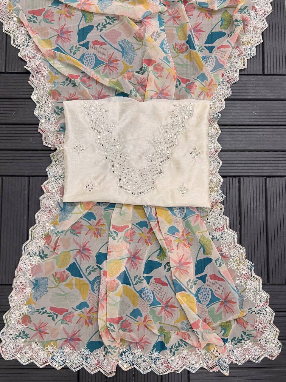 पार्टी वेयर डिजाइनर साड़ी, कढ़ाई, कढ़ाई और सीक्वेंस वर्क के साथ