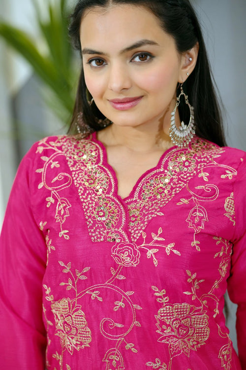 सीक्वेंस एम्ब्रॉयडरी वर्क वाला डिज़ाइनर एम्ब्रॉयडर्ड चिनॉन सूट