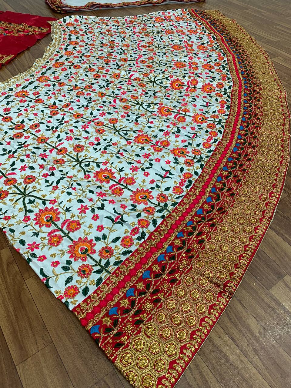 पार्टी वियर सिल्क लहंगा चोली, फैंसी बॉर्डर वर्क के साथ