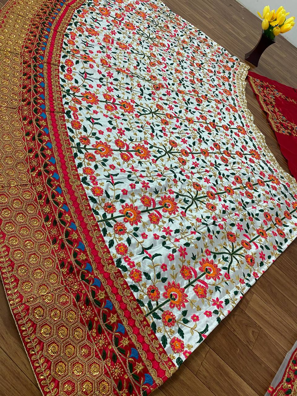 पार्टी वियर सिल्क लहंगा चोली, फैंसी बॉर्डर वर्क के साथ