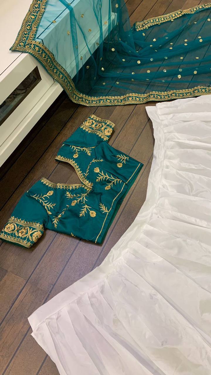 मोती और कढ़ाई के काम के साथ पार्टी वेयर डिजाइनर लहंगा चोली