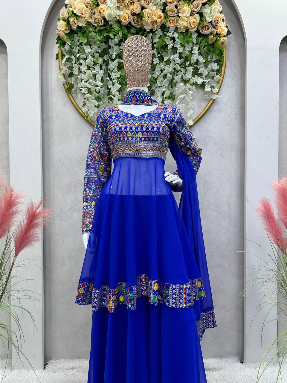 पार्टी वेयर लुक: टॉप-बॉटम और दुपट्टा, धागे और सीक्वेंस वर्क के साथ