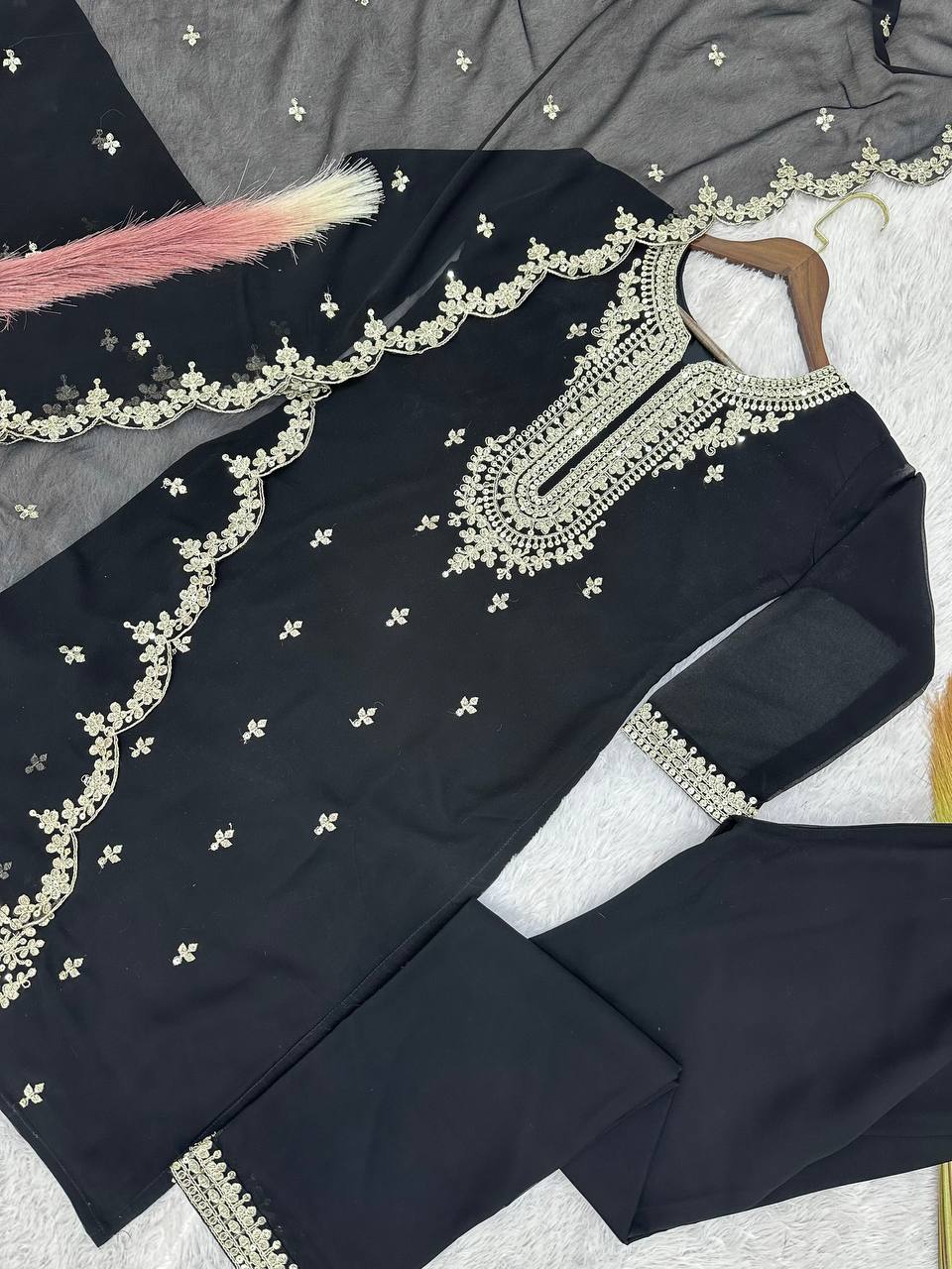 टॉप-बॉटम और दुपट्टे पर कढ़ाई और डोरी-सीक्वेंस वर्क किया गया है।