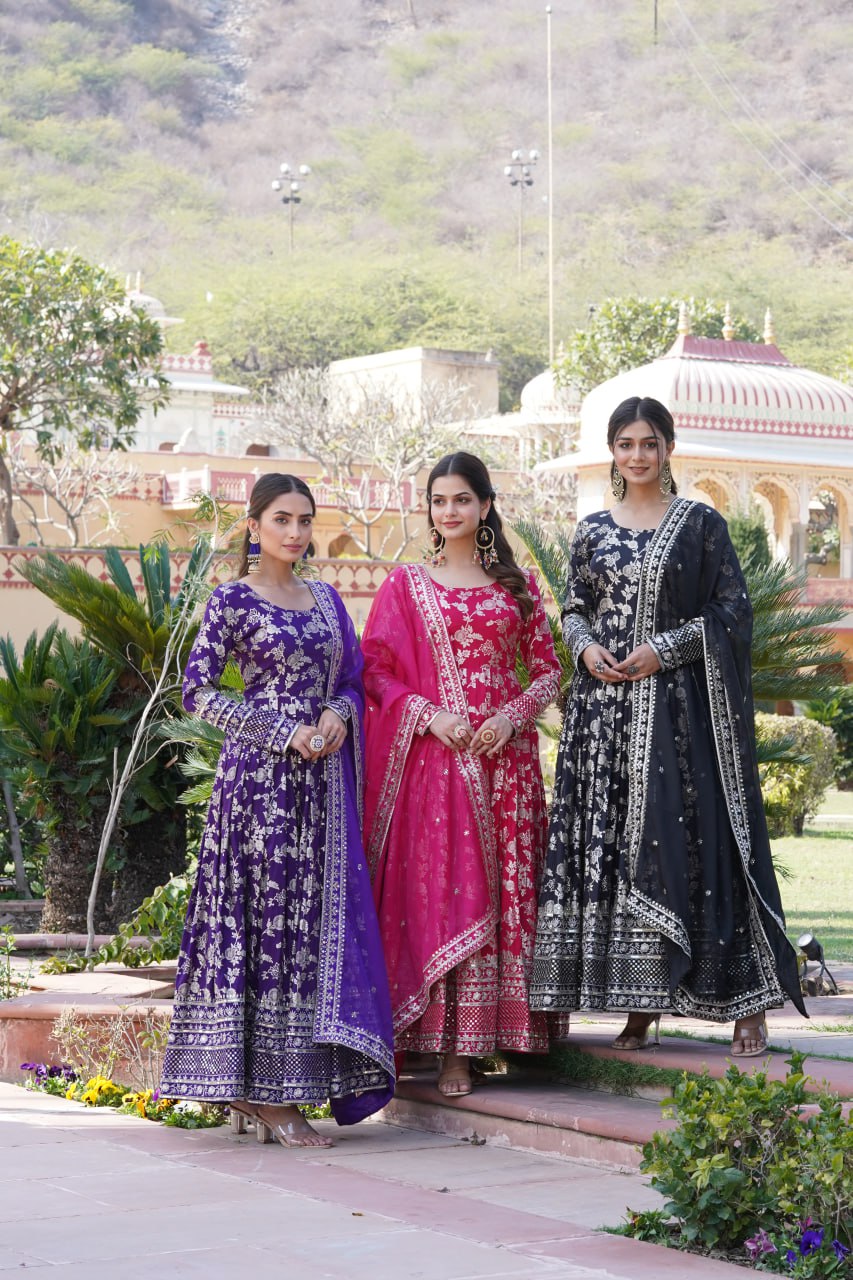 पार्टी वेयर लुक गाउन और दुपट्टा, सीक्वेंस एम्ब्रॉयडरी वर्क के साथ