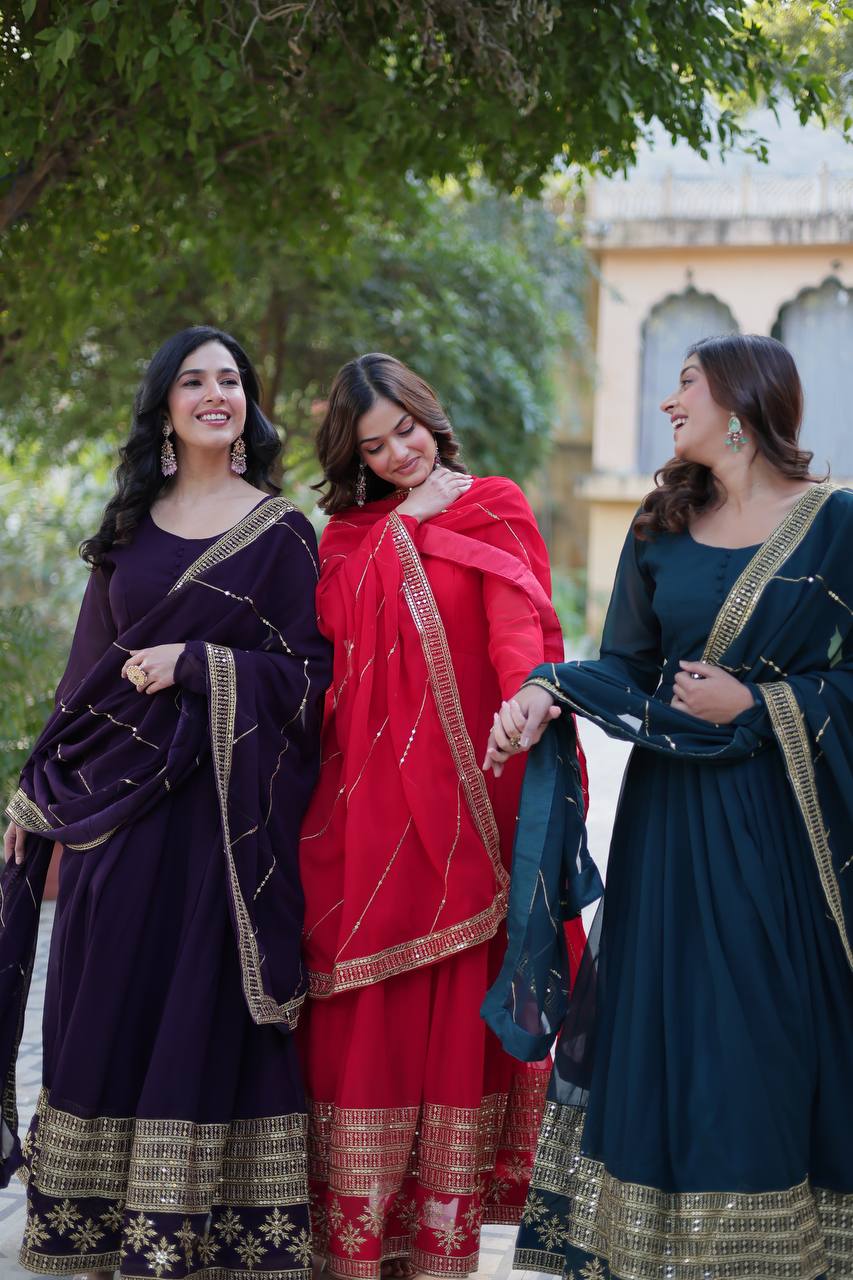 पार्टी वेयर लुक गाउन, मल्टी-सीक्विन एम्ब्रॉयडरी वर्क के साथ