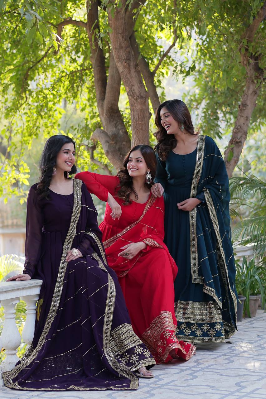 पार्टी वेयर लुक गाउन, मल्टी-सीक्विन एम्ब्रॉयडरी वर्क के साथ