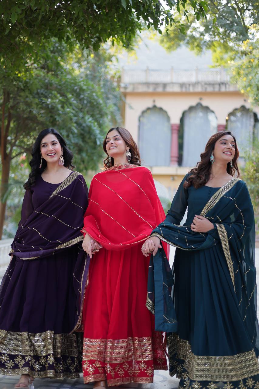 पार्टी वेयर लुक गाउन, मल्टी-सीक्विन एम्ब्रॉयडरी वर्क के साथ