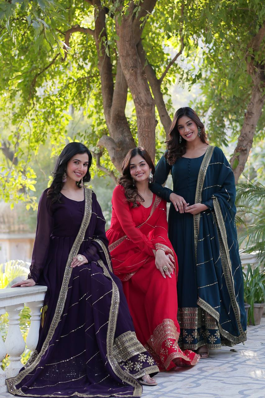 पार्टी वेयर लुक गाउन, मल्टी-सीक्विन एम्ब्रॉयडरी वर्क के साथ