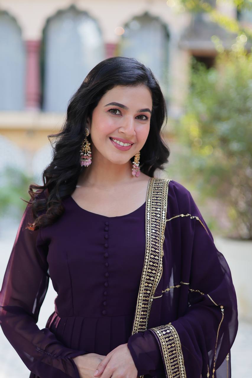 पार्टी वेयर लुक गाउन, मल्टी-सीक्विन एम्ब्रॉयडरी वर्क के साथ