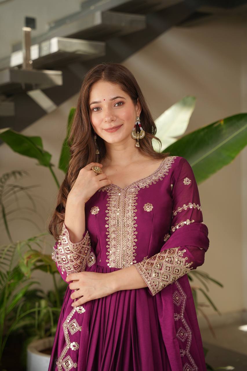 पार्टी वेयर लुक गाउन जिसमें कढ़ाई, कोडिंग और सीक्वेंस का काम किया गया है।