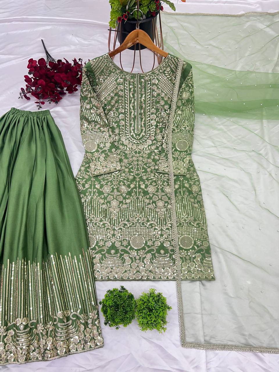 पार्टी वेयर लुक: टॉप, प्लाज़ो और दुपट्टा, हैवी एम्ब्रॉयडरी वर्क के साथ