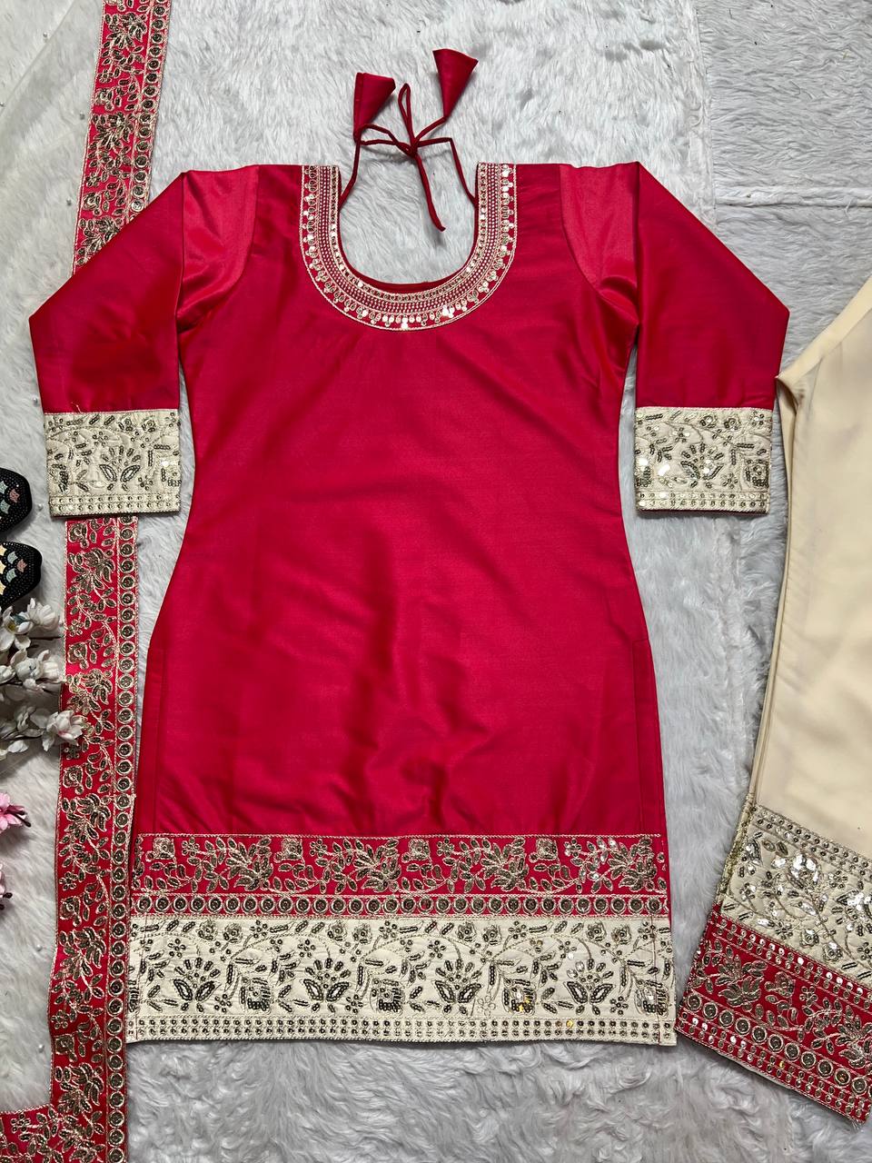 पार्टी वेयर सूट सेट जिसमें कढ़ाई और कोडिंग सीक्वेंस वर्क किया गया है।