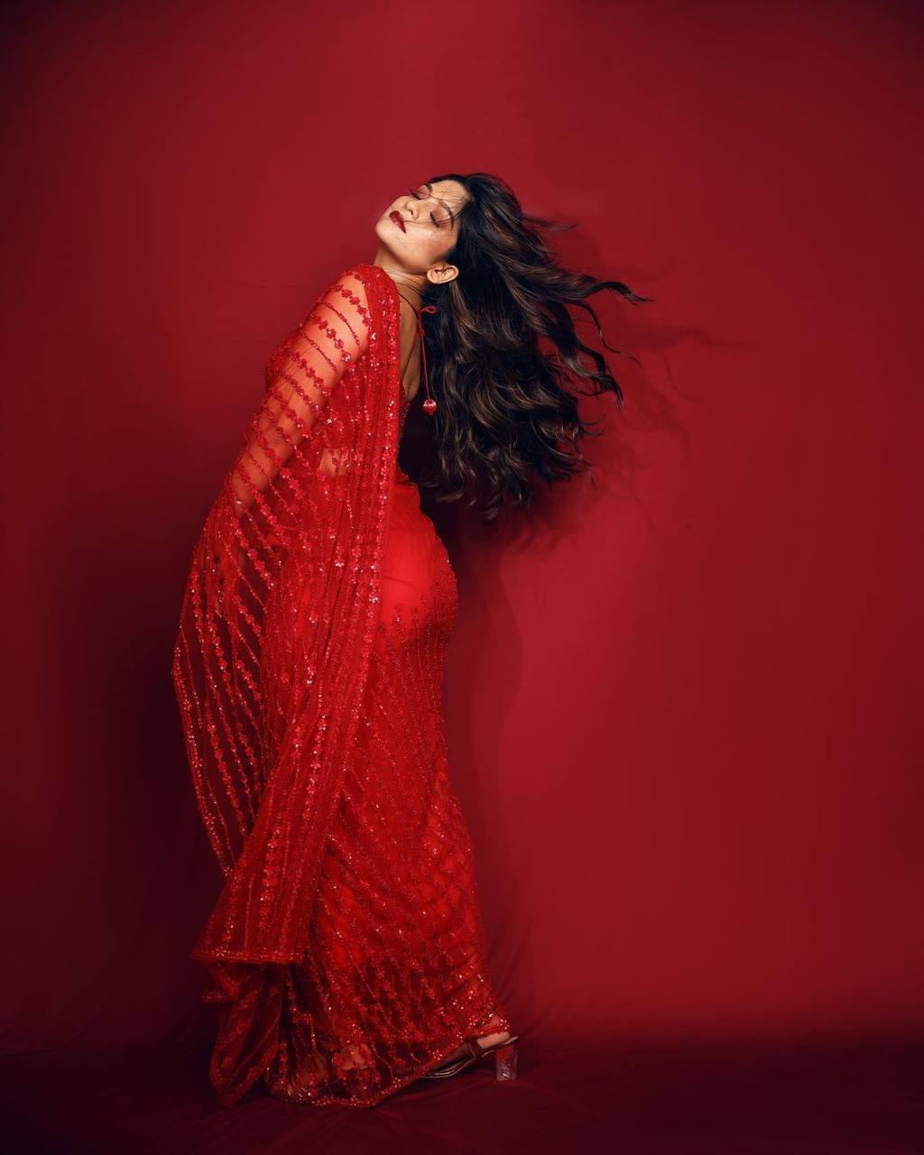 सीक्वेंस और थ्रेड वर्क वाली खूबसूरत पार्टी वेयर साड़ी