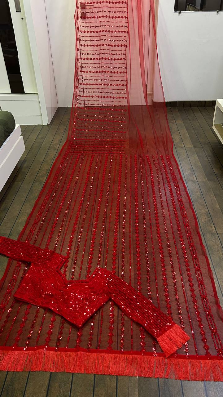 सीक्वेंस और थ्रेड वर्क वाली खूबसूरत पार्टी वेयर साड़ी
