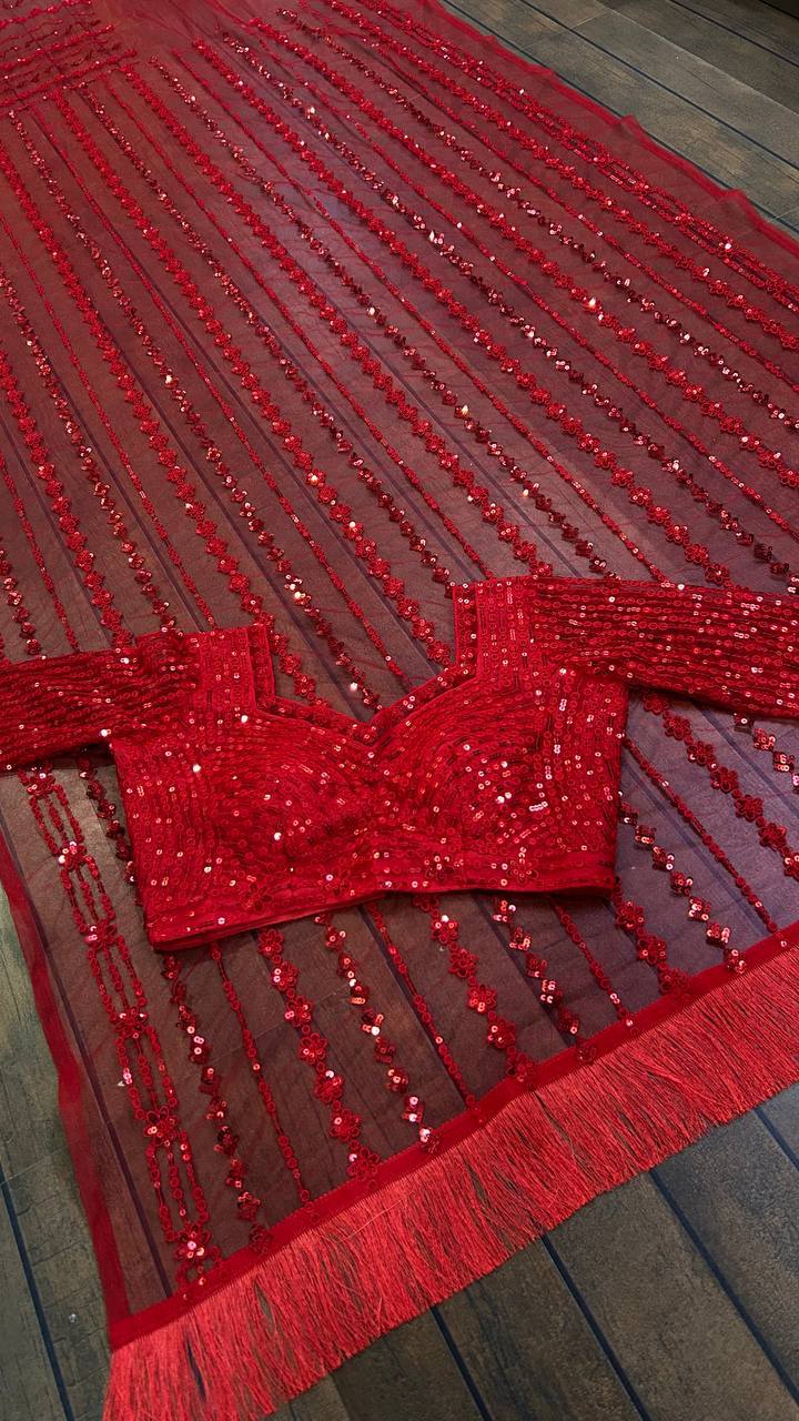 सीक्वेंस और थ्रेड वर्क वाली खूबसूरत पार्टी वेयर साड़ी