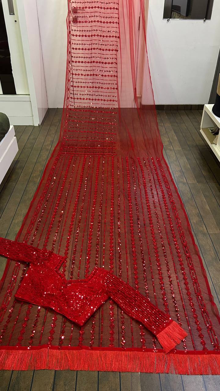 सीक्वेंस और थ्रेड वर्क वाली खूबसूरत पार्टी वेयर साड़ी