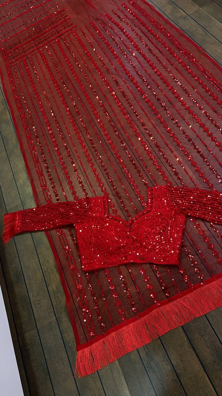 सीक्वेंस और थ्रेड वर्क वाली खूबसूरत पार्टी वेयर साड़ी