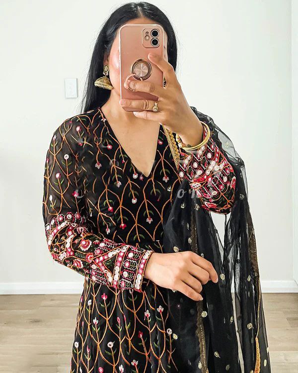 धागे और सीक्वेंस वर्क से सजा हुआ पार्टी वेयर टॉप और बॉटम, दुपट्टे के साथ।