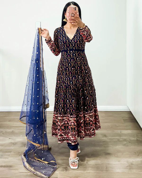 धागे और सीक्वेंस वर्क से सजा हुआ पार्टी वेयर टॉप और बॉटम, दुपट्टे के साथ।