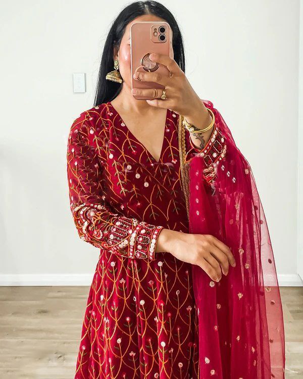 धागे और सीक्वेंस वर्क से सजा हुआ पार्टी वेयर टॉप और बॉटम, दुपट्टे के साथ।